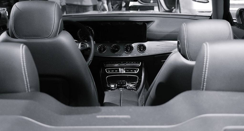 Intérieur auto abîmé : sellerie, plastiques, ciel de toit, que faire ?